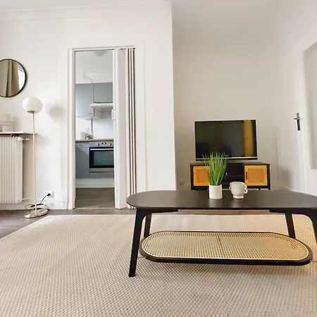Charming Parisian In The Heart Of The 20th Arrondissement